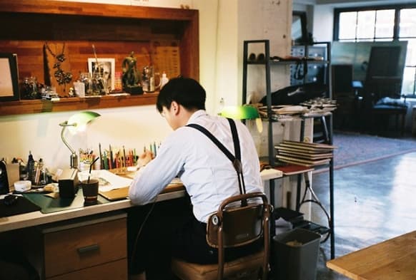 섬세한 라인과 휩 셰이딩의 타투를 이태원에서 시작한 장인, 아티스트 난도(Nando) 브랜드 협업 이어가